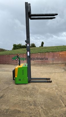 APILADOR ELÉCTRICO 2.000 KG – ELEVACIÓN 3 METROS