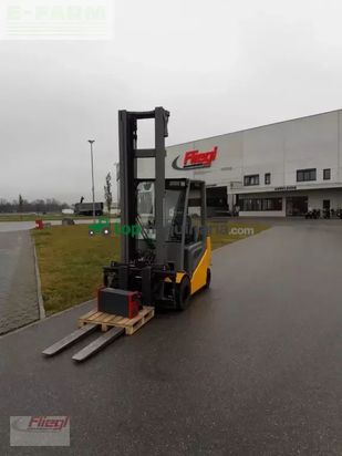 Elevadora - Jungheinrich - efgs 30 s