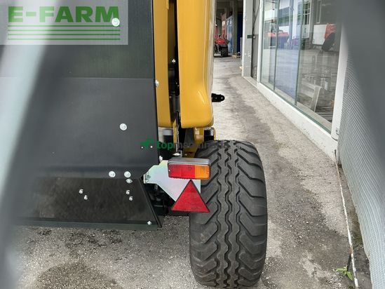 Empacadora gigant - New Holland - roll-bar 120 utility