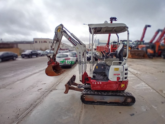 Miniexcavadora TAKEUCHI TB215R