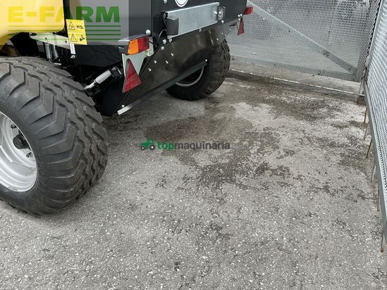 Empacadora gigant - New Holland - roll-bar 120 utility