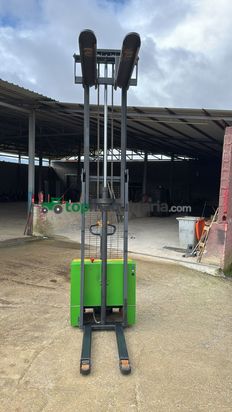 APILADOR ELÉCTRICO 2.000 KG – ELEVACIÓN 3 METROS