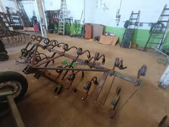 Cultivador agrícola de 17 brazos