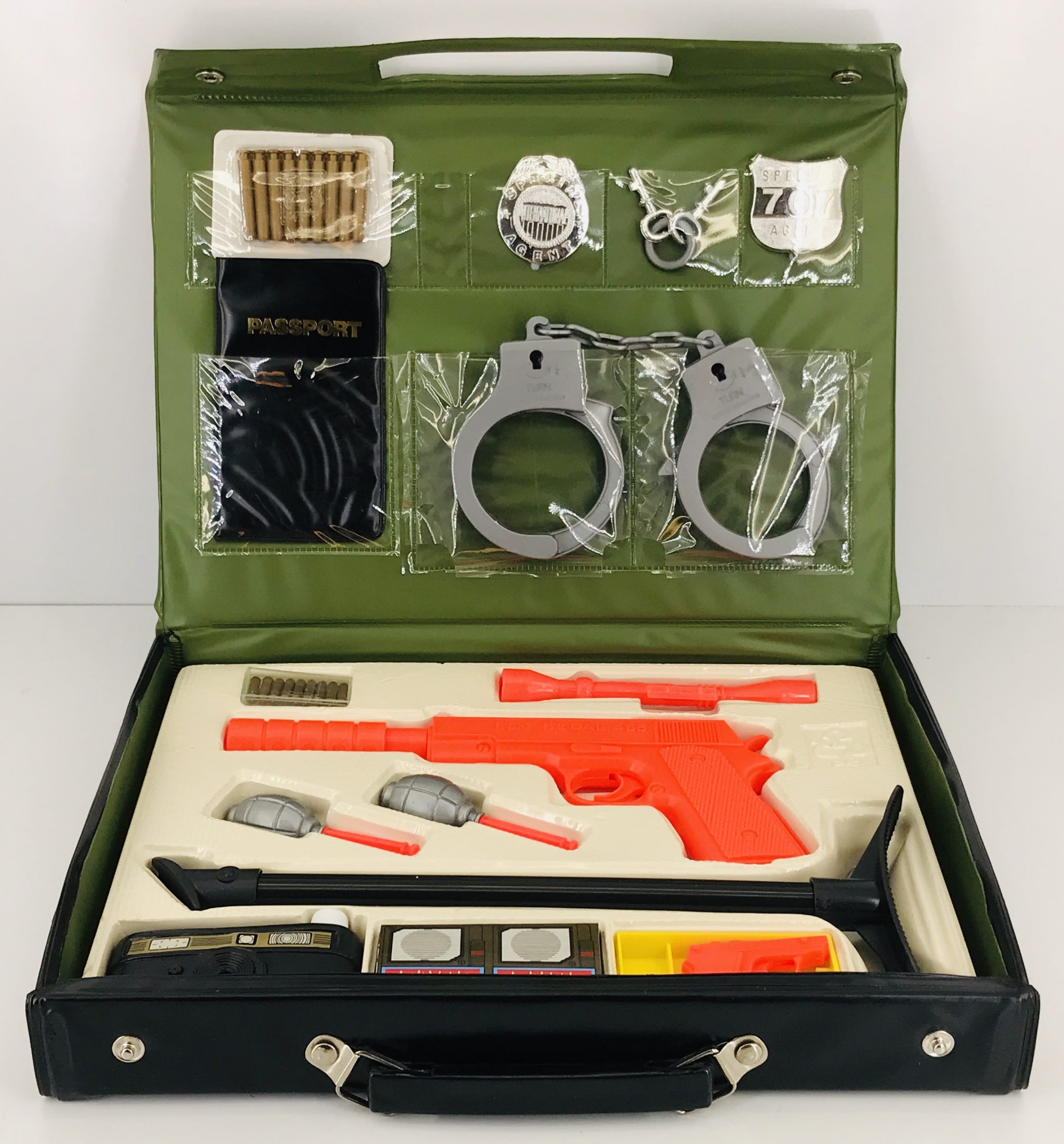 Redbox " Secret Agent Briefcase Set " No. 24106 Toy Hunter UK Retro