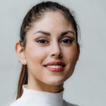 Claudia Carpintero, Azafata a Madrid