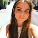 Monika Hristova, Passejadora de gossos a Valencia