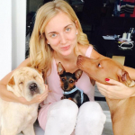 Mariana Meira, Passejadora de gossos a Marbella