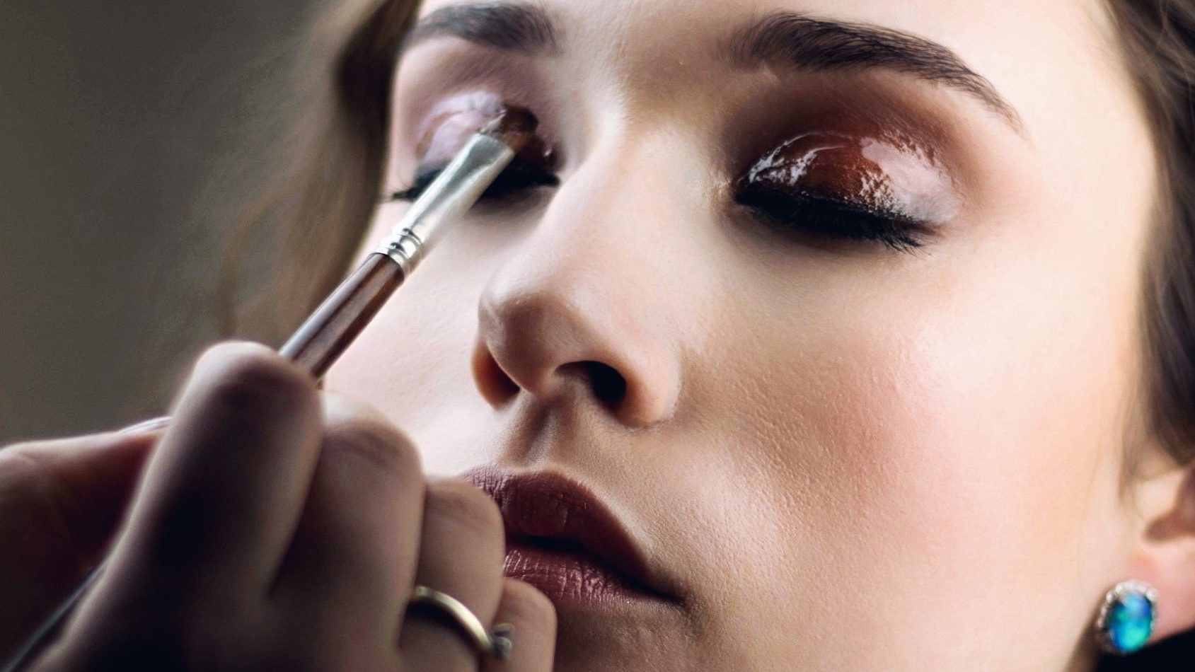 ¿Cómo maquillarse para una fiesta de noche?