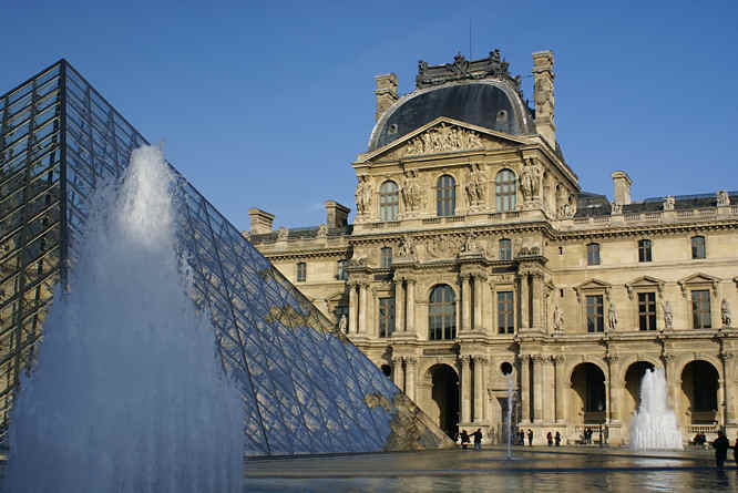 Photo of the Lourve Palace and Museum in Paris, France Lourve Palace