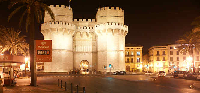 Torre de Serranos at night
