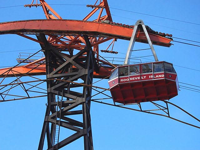 NY Roosevelt Island Tramway cable car