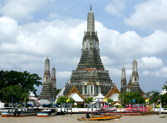 Bangkok’s Wat Arun Temple of the Dawn on the banks of the river Chao Phraya Wat Arun Temple Thailand