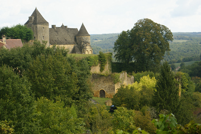 The Salignac-Eyvigues castle ramparts no longer defend the village from the English but it still dominates the valley on it's rocky outcrop. Salignac-Eyvigues castle
