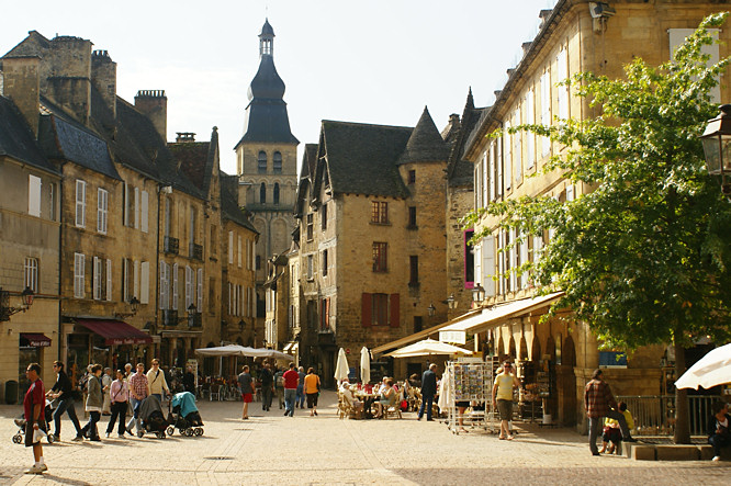 his is the main square of sarlat-la-caneda. The most attractive large town in the Dordogne region of southern france - tourist information guide Salat-la-Caneda Square