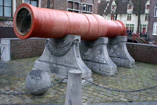 Dulle Griet Mons Meg large front loading medieval siege busting supergun Mons Meg Ghent Cannon