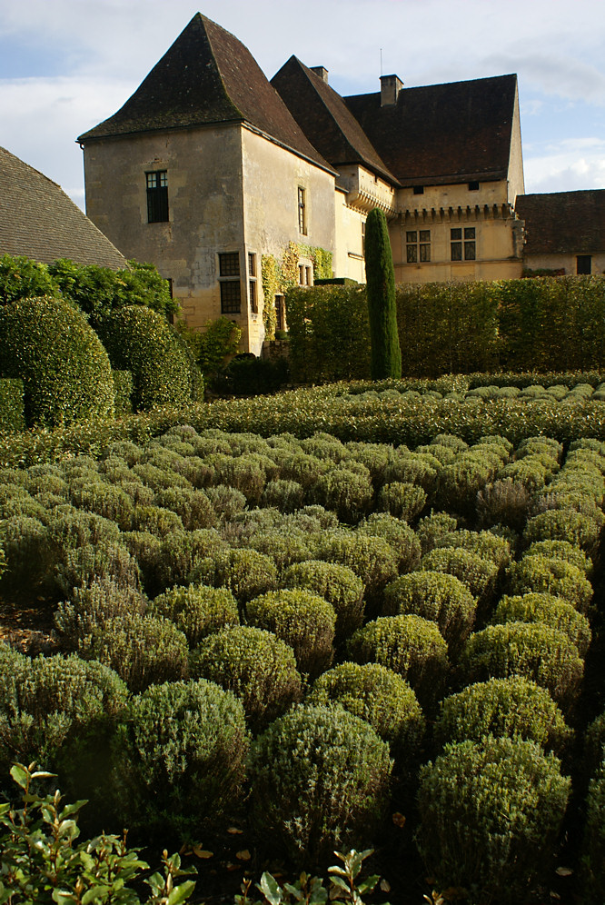 Photo of the formal garden of the Chateau de Losse near Thonac, Dordogne, France Chateau de Losse garden