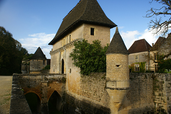 Photo of the front gate of the Chateau de Losse near Thonac, Dordogne, France Chateau de Losse entrance gate