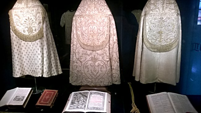 Porto Cathedral has some early printed bibles Early bibles