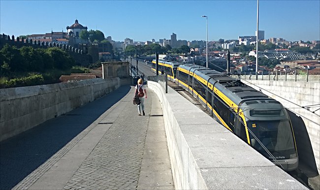 Porto Metro crossing the bridge