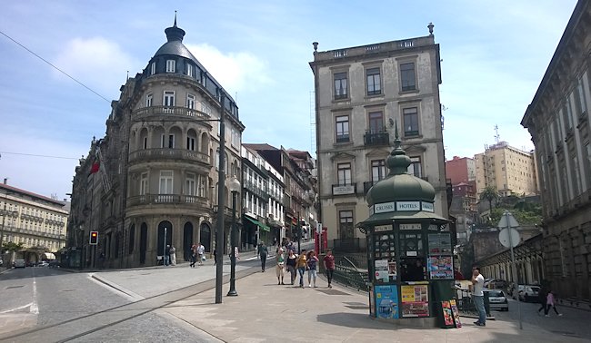 To the north of the Porto Sao Bento railway station is the Rua de 31 de Janeiro Rua de 31 de Janeiro