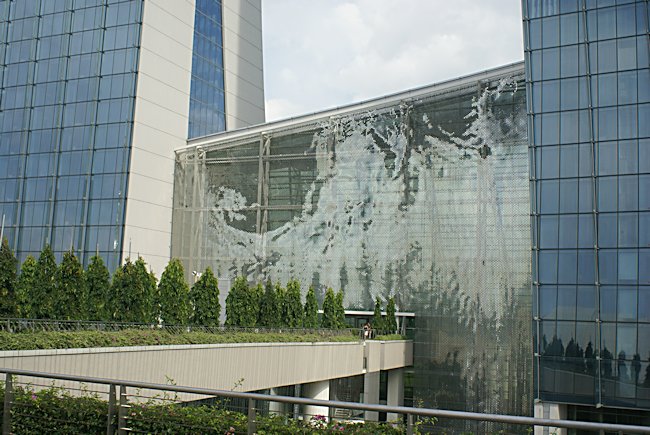 The wind blown moving wall at the Marina Bay Sands Hotel in Singapore Moving wall at the Marina Bay Sands Hotel