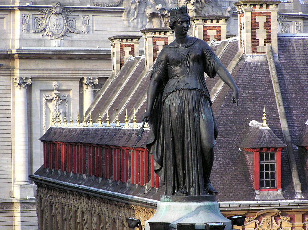Lille - statue Statue in the main square of lille