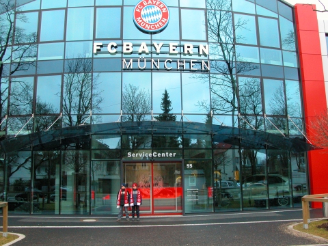 Munich - Markus und Alex vor dem FC Bayern Servicecenter Munich - Markus und Alex vor dem FC Bayern Servicecenter