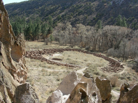 Santa Fe - Tyuonyi-Pueblo im Bandelier N.M. Santa Fe - Tyuonyi-Pueblo im Bandelier N.M.