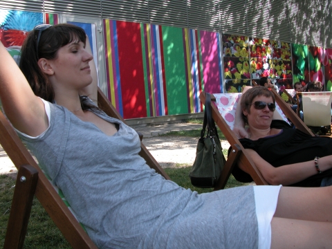 Bundesland Wien - Mel und Sylvie in der "Halle" - aber draußen Bundesland Wien - Mel und Sylvie in der "Halle" - aber draußen