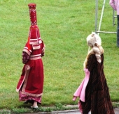 Kleider und Hüte