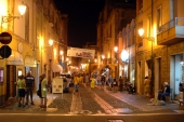 Bosa bei Nacht