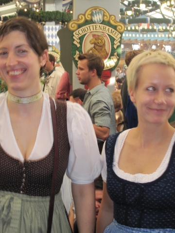 Munich - Wiesn 2009: Fesche Madeln