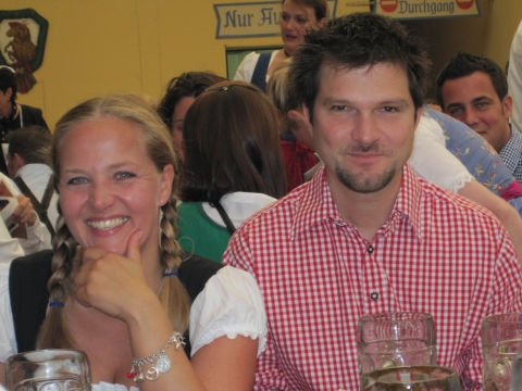 Munich - Wiesn 2009: Fesches Paar in Tracht - was sonst