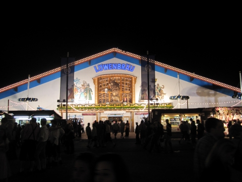 Munich - L&ouml;wenbr&auml;u bei Nacht