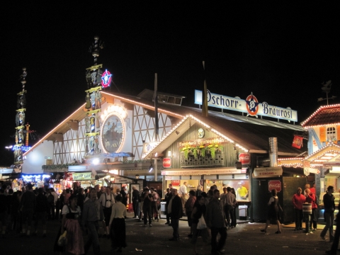 Munich - Br&auml;urosl bei Nacht
