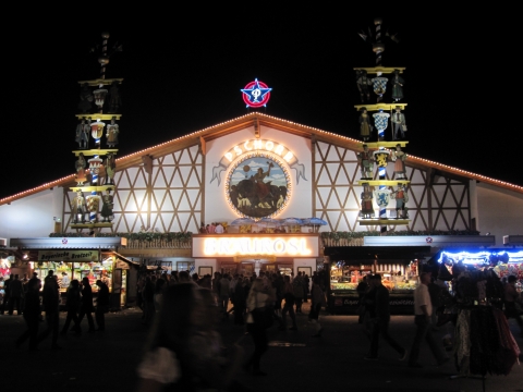 Munich - Br&auml;urosl bei Nacht