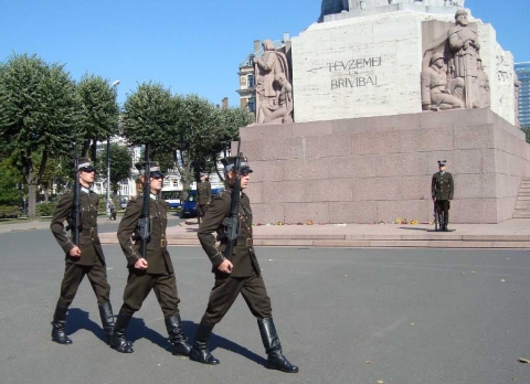 Rīga - Wachabl&ouml;sung vor dem Freiheitsdenkmal