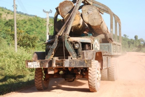 Louangphrabang - Holztransporter bei Luang Prabang