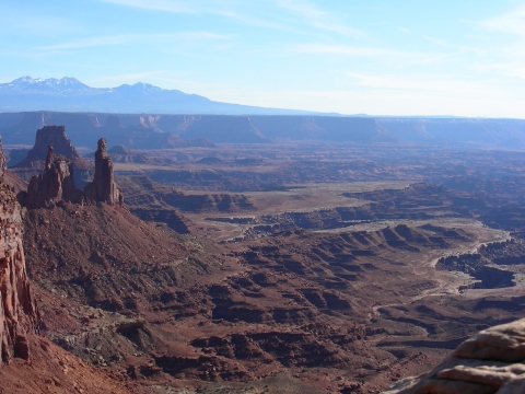 Canyonlands N.P. - Blick vom Mesa Arch runter Canyonlands N.P. - Blick vom Mesa Arch runter