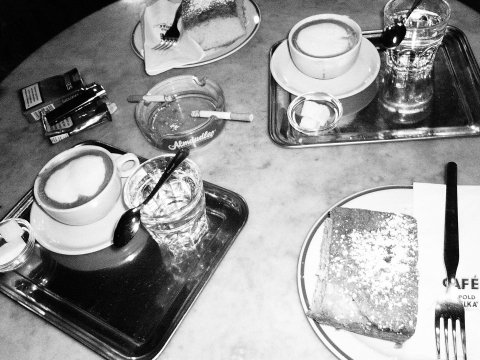 Wien - Melange und Birnenkuchen im Hawelka Wien - Melange und Birnenkuchen im Hawelka