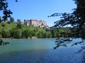 W&ouml;hrsee mit Blick auf die Burghauser Burg