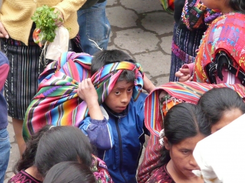 Panajachel - Junge auf dem Markt in Chichi Panajachel - Junge auf dem Markt in Chichi