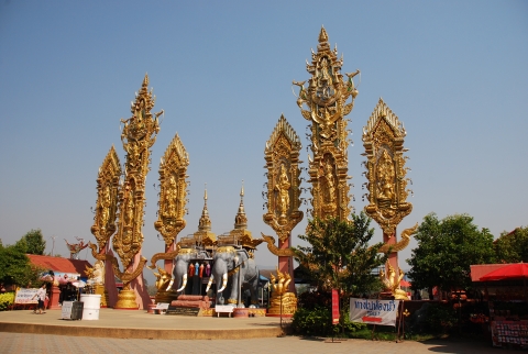 Chiang Rai - goldene Dreiecksstatuen