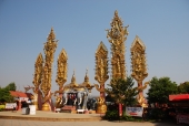 goldene Dreiecksstatuen