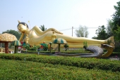46 Meter langer liegender Buddha, goldglänzend.