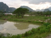 Gebirgslandschaft bei Vang Vieng