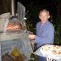 John vor seinem selbst gebauten Pizzaofen