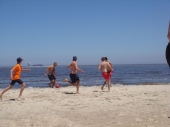 Am Strand findet man auch immer einpaar Leute mit denen man ein wenig kicken kann
