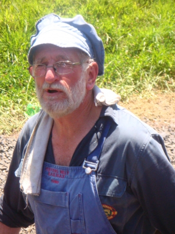Belgrave - Das ist Tony. Tony kommt aus Adelaide und bleibt fuer ein paar Monate in Belgrave, um sich einen Kindheitstraum wahr zu machen: Lokomotive fahren :-) Belgrave - Das ist Tony. Tony kommt aus Adelaide und bleibt fuer ein paar Monate in Belgrave, um sich einen Kindheitstraum wahr zu machen: Lokomotive fahren :-)