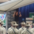 Gesungen wurde natuerlich auch viel. Die Geste auf dem Bild ist Gebaerdensprache und bedeutet scheinbar "Australia"